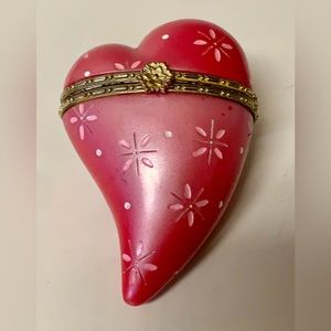 Vintage Bronze Trim Clasp Porcelain Figural Love Heart Trinket Box Antique